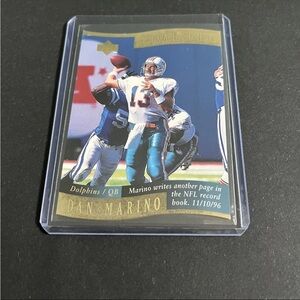 Dan Marino Vintage Miami Dolphins NFL 1997 Trading Card